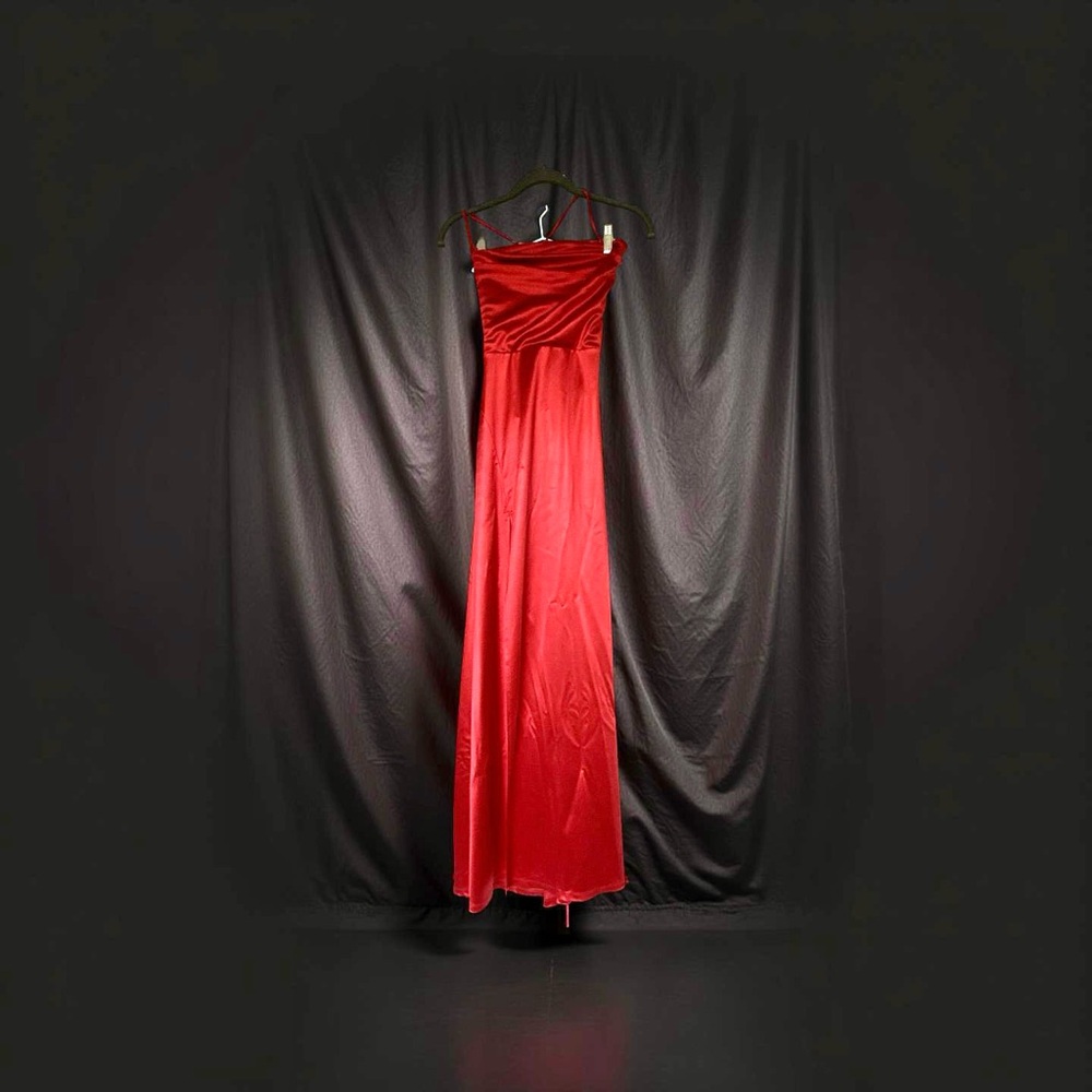 Windsor strap Red Gown